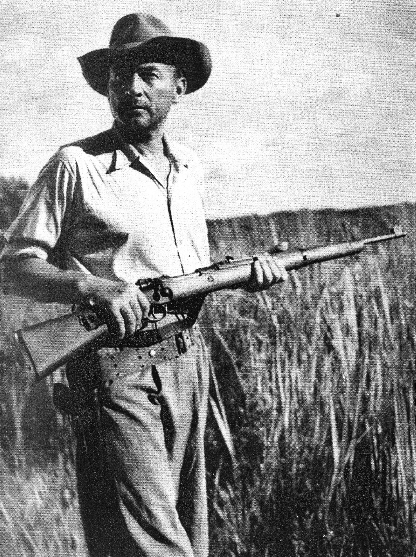 Ladislav Brom s puškou Ladislav Brom s puškou
