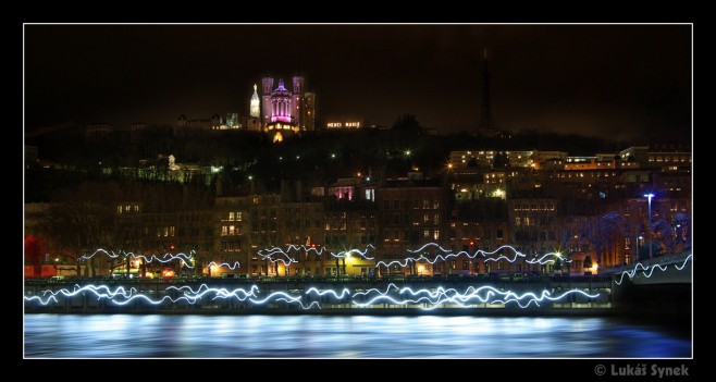 Nábřeží Saony pod bazilikou Fourvière, Lyon, Francie