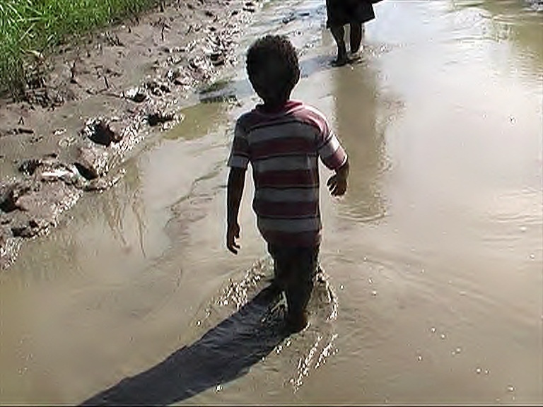 Všude za deště je bahna po kolena, Papua Nová Guinea