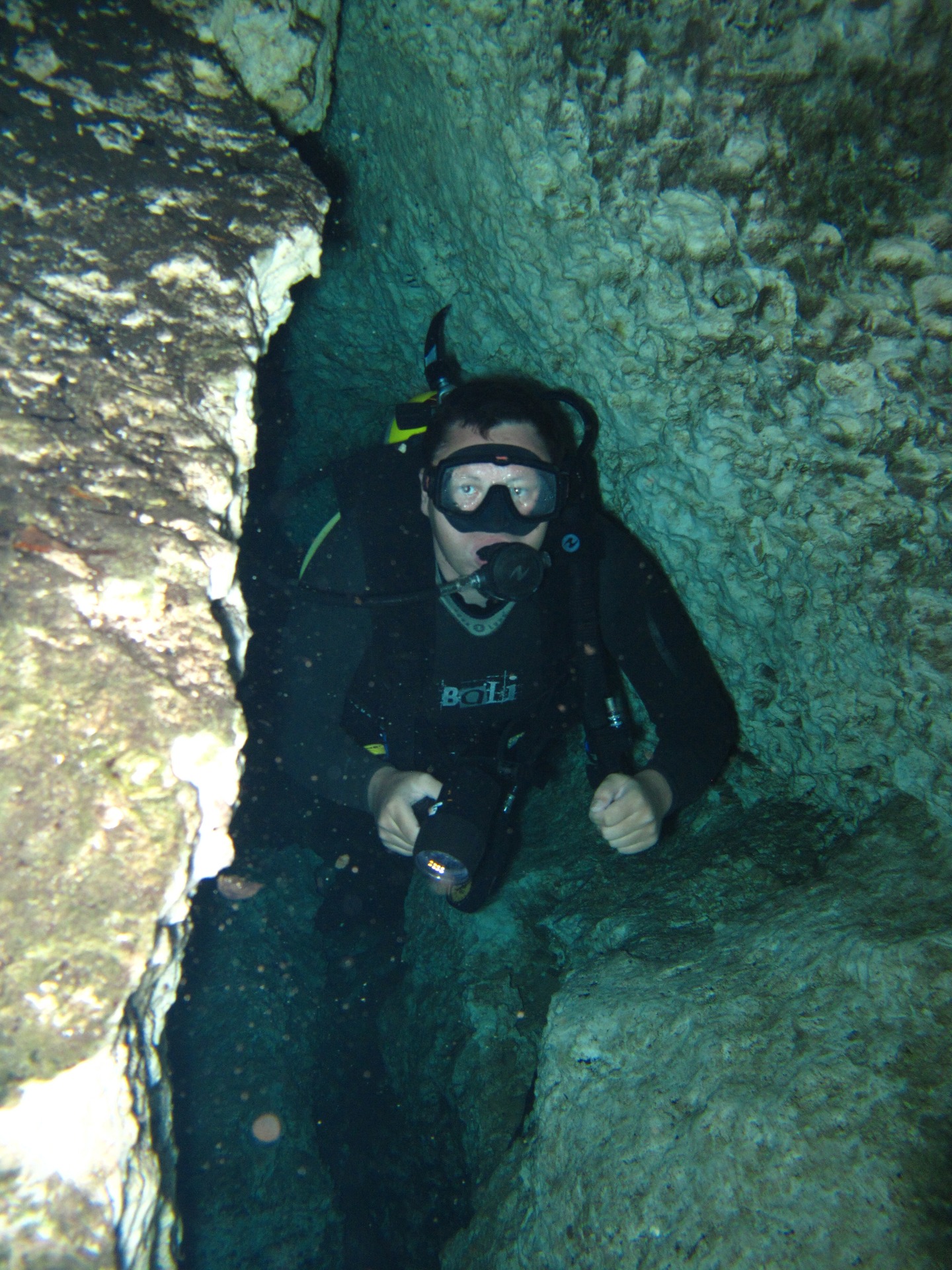Úzký průchod v Cenote Eden, Mexiko