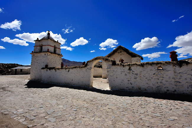 Koloniální kostel v osadě Parinacota, Chile