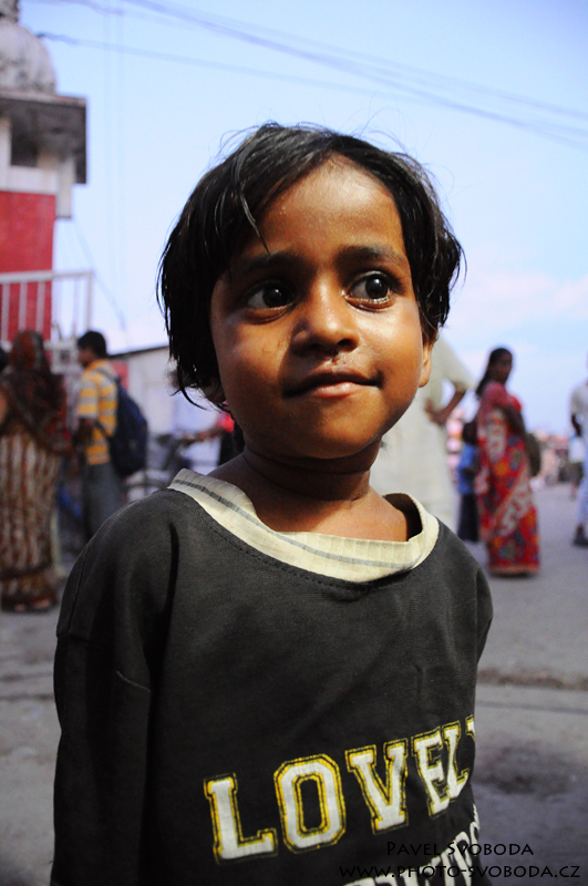 Holčička u chrámu, Janakpur, Nepál