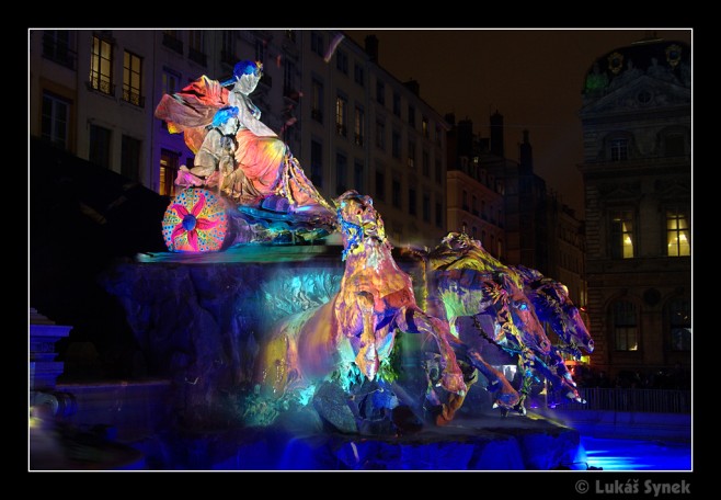 Fontána Bartholdi oživlá pomocí série projektorů, Lyon, Francie
