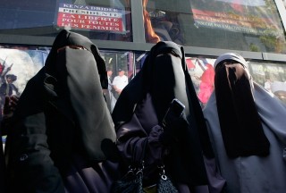 Nikáb: Celý obličej zakrývající oděv. Zatímco burka zahaluje tělo od hlavy k patě, nikáb zakrývá jen obličej (až na oči) a kombinuje se s dalšími druhy oděvů. Některé druhy ponechávají viditelnou celou oblast kolem očí, jiné nechávají viditelné pouze výře
