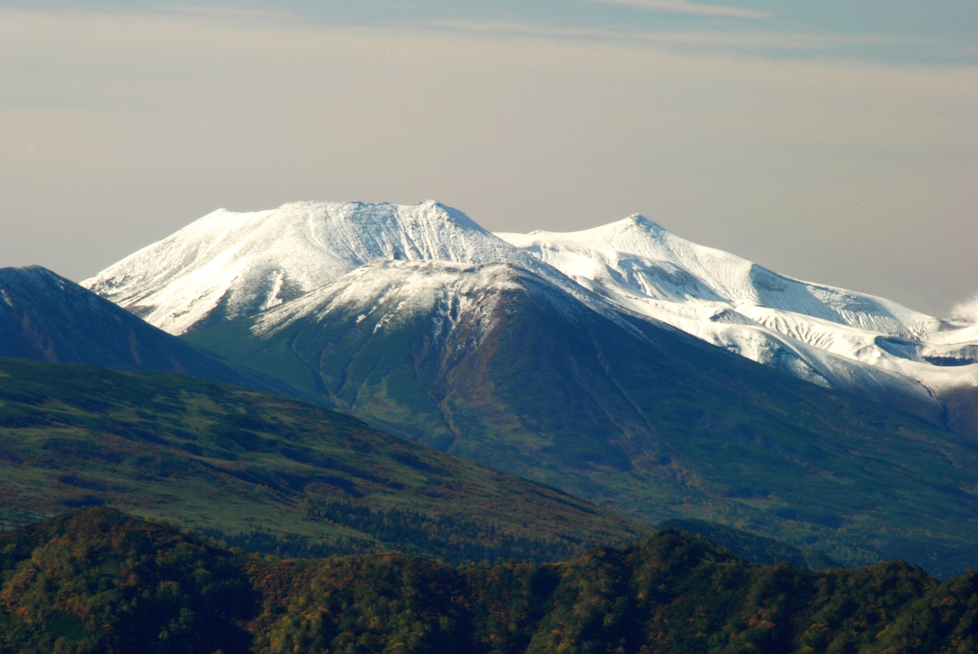 První sníh v NP Dasetsuzan, Hokkaido, Japonsko