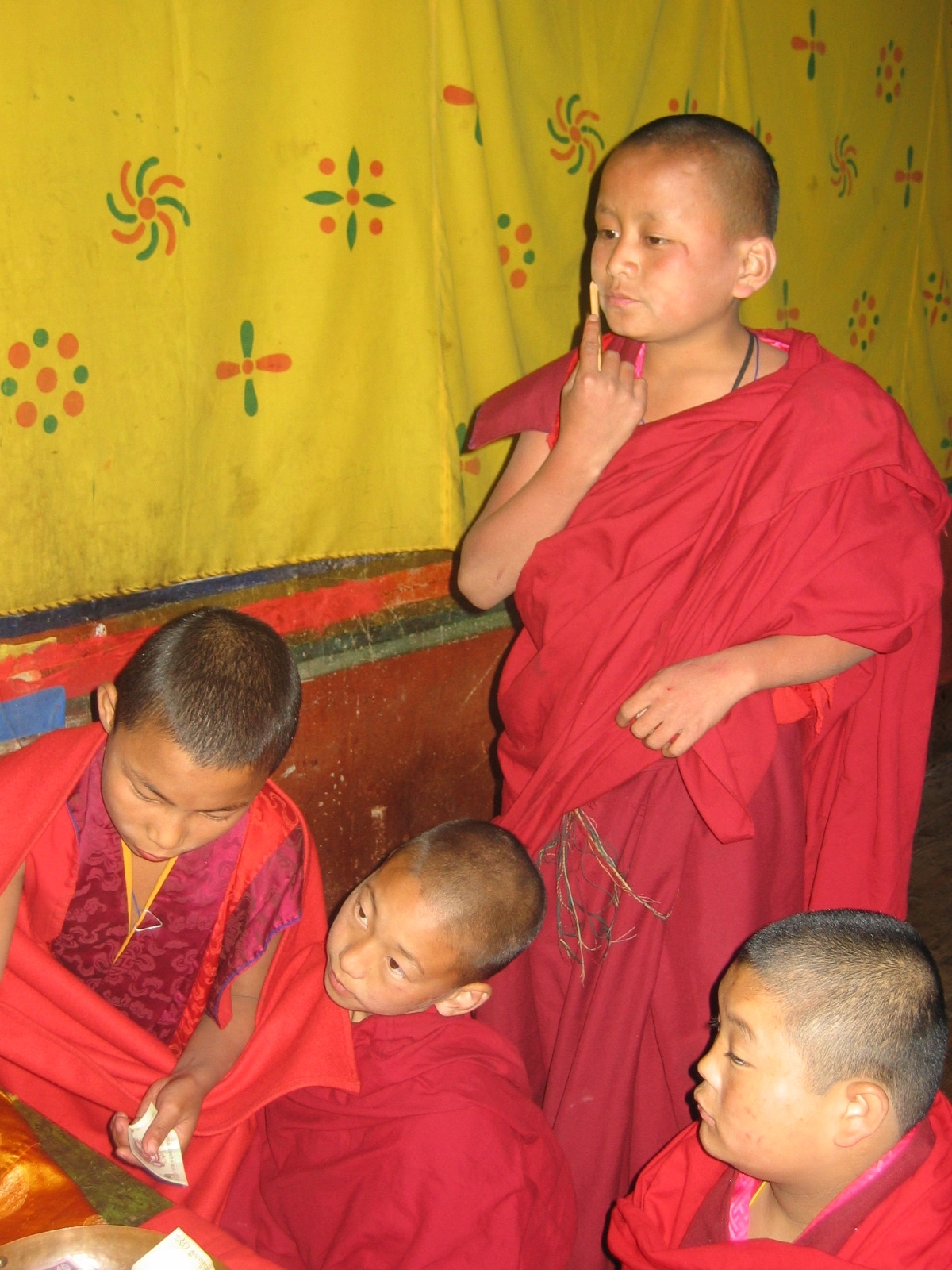 Malí mniši v Paro Dzongu