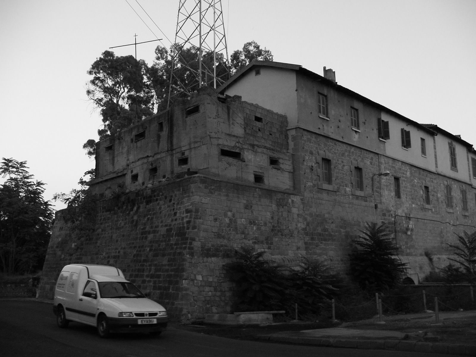 Zeď, vinoucí se středem posledního rozděleného města Evropy