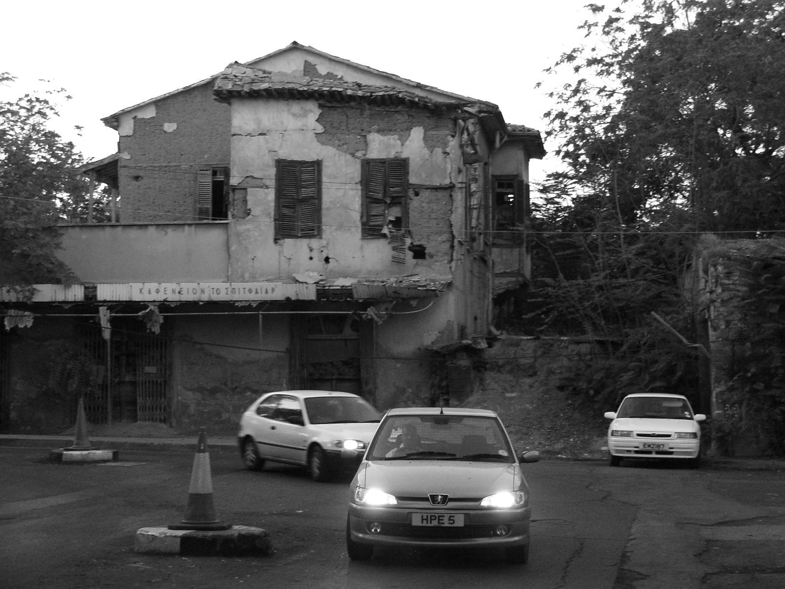 Zeď, vinoucí se středem posledního rozděleného města Evropy