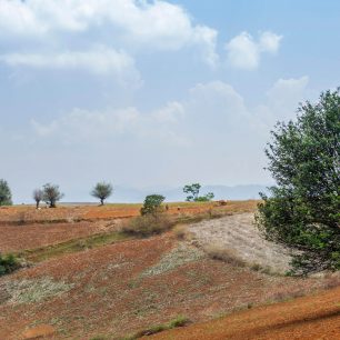Krásná minimalistická příroda na treku mezi Kalaw a Inle