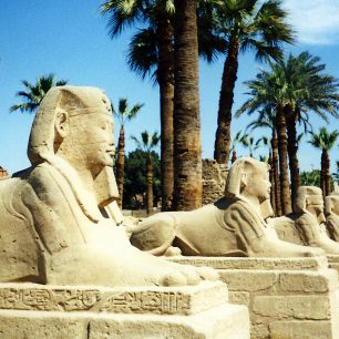 O náboženství starého Egypta vypráví impozantní komplexy, Luxor.