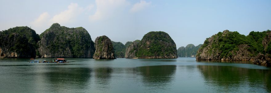 Zátoka Ha Long. Přírodní div světa zapsaný na seznamu UNESCO.