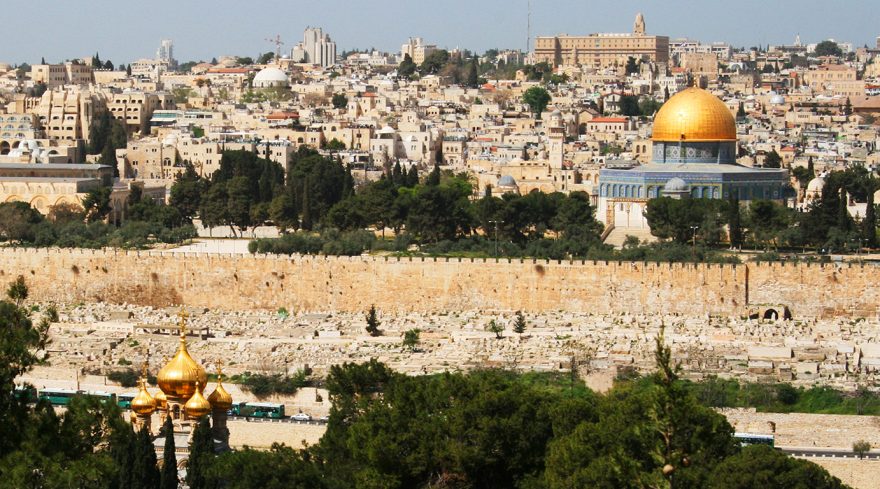 Jeruzalém, město tří abrahámovských náboženství je místem dialogu, ale stále častěji jeho absence.
