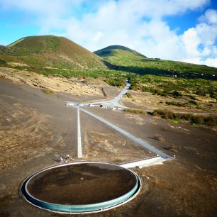 Pohled z majáku sopečné kopce a interpretační centrum, Capelinhos, Faial