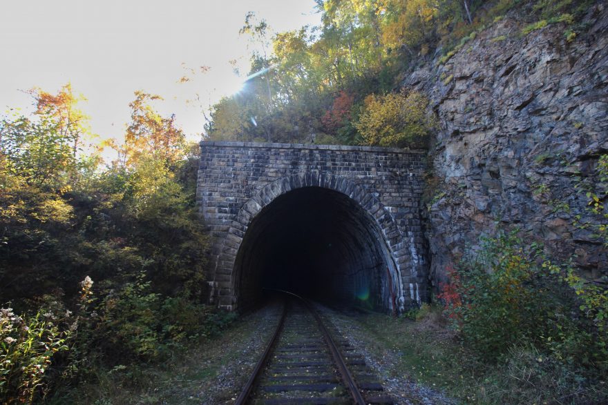 Jeden z tunelů na železnici vedoucí podél jezera Bajkal