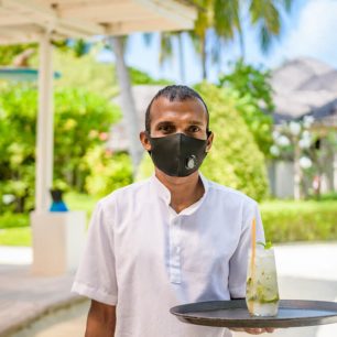 Číšník v resortu na Maledivách, aktuálně