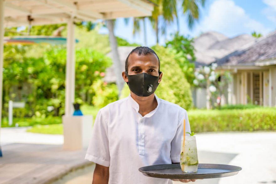 Číšník v resortu na Maledivách, aktuálně