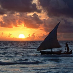 Gan, Laamu atol. Projížďka při západu slunce