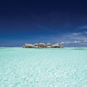 Gili Lankanfushi - Největší a nejdražší vodní vila na světě, až 16 osob. Spousta ložnic, kino, bazén
