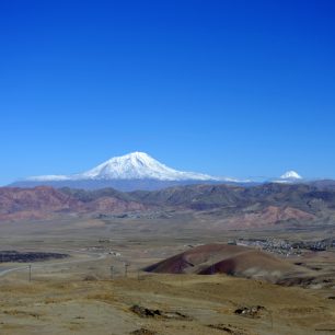 Při cestě podél hranic východu je Ararat dominantou celé hodiny.