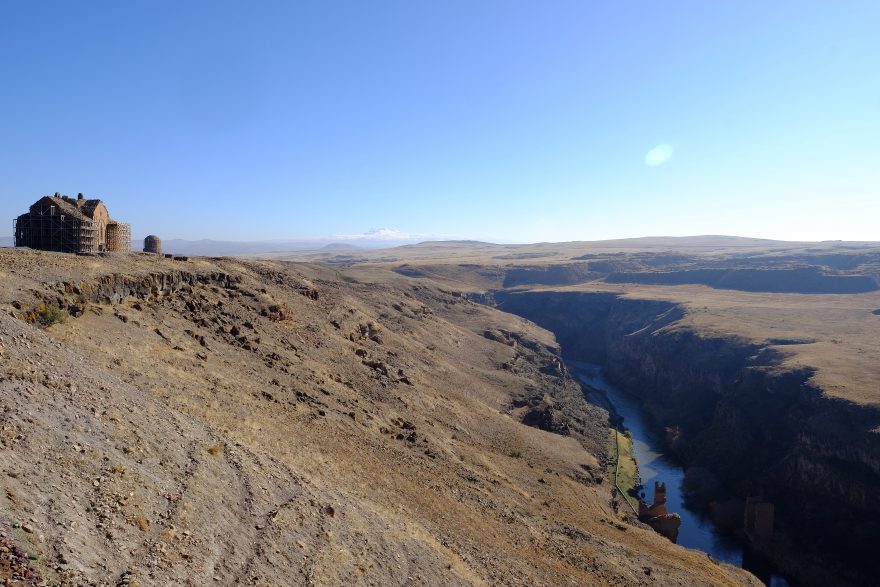 Ani, zaniklá arménská metropole, leží přímo na hranici Turecka a Arménie.