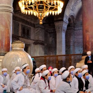 Hagia Sofia je místem, kde se setkávají turisté i hluboce věřící muslimové.