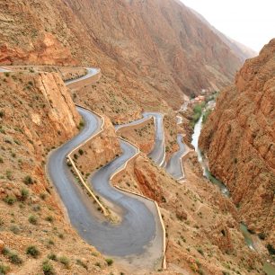 Serpentinky nad soutěskou Dadés