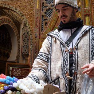 Prodavač náboženských předmětů ve Fezu