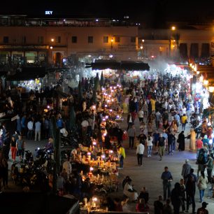 Marrákeš se se západem slunce probouzí....