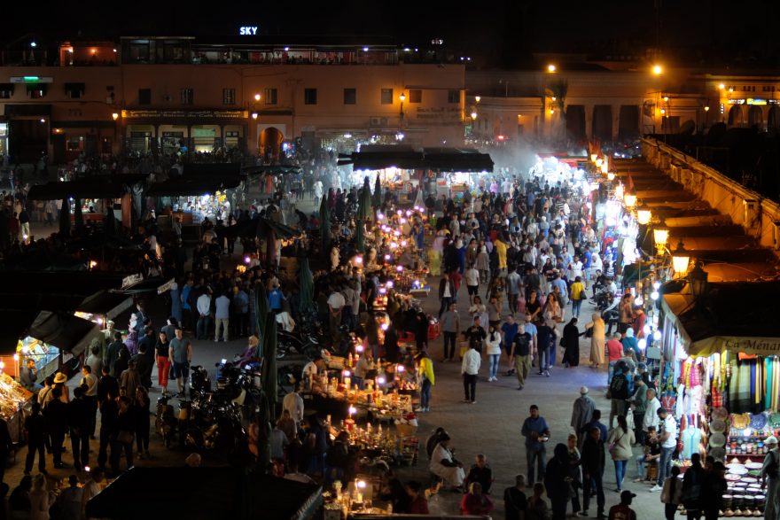 Marrákeš se se západem slunce probouzí....