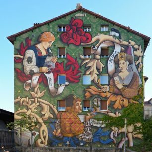 Vítězství Vitorie, je název úžasné nástěnné malby na samém vrcholku starého města. Malovalo ho po dobu šesti týdnů celkem 16 dobrovolníků, 3 asistenti a 1 umělecký ředitel. Námět je volnou inspirací podle obrazu Georgese de la Tour „Falešný hráč karet“. Město Vitorie zde představuje dáma (město), které radí služebná (lid), jak se nenechat obehrát a přijít o své bohatství, myšleno bohatství města.