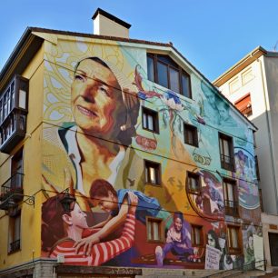 Světlo naděje, tak se jmenuje tento mural o velikosti 225 m2. V pravé části je malován ve studených barvách evokujících problémy, v levé části v teplých barvách, symbolizujících nalezená řešení. Jeden z malířů -dobrovolníků o něm řekl, že je to o životě, o jeho barevnosti, protože na světě nejsou pouze dvě barvy. Zralá žena s baskickými rysy představuje moudrost a naději. Nechybí tady váha, symbol neustálého hledání rovnováhy, a symboly svobody, protože Baskové už ve středověku měli statut svobodného člověka na rozdíl od jiných nevolníků tehdejších španělských království.