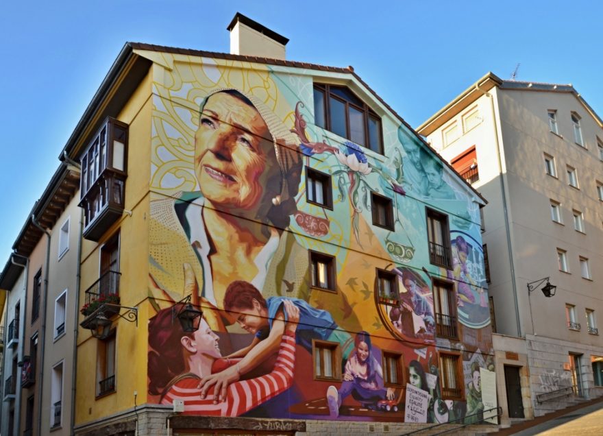Světlo naděje, tak se jmenuje tento mural o velikosti 225 m2. V pravé části je malován ve studených barvách evokujících problémy, v levé části v teplých barvách, symbolizujících nalezená řešení. Jeden z malířů -dobrovolníků o něm řekl, že je to o životě, o jeho barevnosti, protože na světě nejsou pouze dvě barvy. Zralá žena s baskickými rysy představuje moudrost a naději. Nechybí tady váha, symbol neustálého hledání rovnováhy, a symboly svobody, protože Baskové už ve středověku měli statut svobodného člověka na rozdíl od jiných nevolníků tehdejších španělských království.