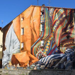 Na niti času, tak se jmenuje první mural , který vznikl ve Vitorii v roce 2007. Připomíná dobu, kdy Vitorie byla hlavní kupecké město španělského severu a přímo na tomto místě se konaly trhy s látkami.