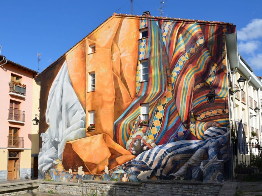 Na niti času, tak se jmenuje první mural , který vznikl ve Vitorii v roce 2007. Připomíná dobu, kdy Vitorie byla hlavní kupecké město španělského severu a přímo na tomto místě se konaly trhy s látkami.