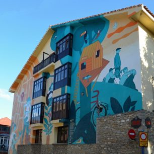 Růst, vzdělávat se a žít ve své čtvrti. Tato nástěnná malba vznikla na počest rodičů, kteří pomohli škole udržet vzdělání v baskickém jazyce euskera. Ukazuje na sepjetí Basků s přírodou, s mořem a s tradicemi. A především na to, jak důležité je mít kořeny a vědět, kam patřím.