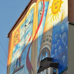 Byli jednou jedni dobrovolníci. Tak se jmenuje mural na počest dobrovolníků, kteří se snaží o zlepšení města a života v něm, a bez kterých by tyto a mnoho dalších nástěnných maleb ve městě nikdy nevznikly. Představuje kroniku města. Poprvé zde byla použita technika malování na pásy netkané látky Polytab, která se pak nalepila na opravenou fasádu. Výhodou této techniky je, že se malba mohla provést v ateliéru, tedy bez lešení, a mohli se tak účastnit i lidé s fyzickým handicapem.