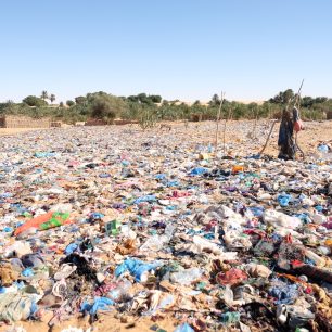 Odpadky za mauritánskými městy tvoří silný kruh