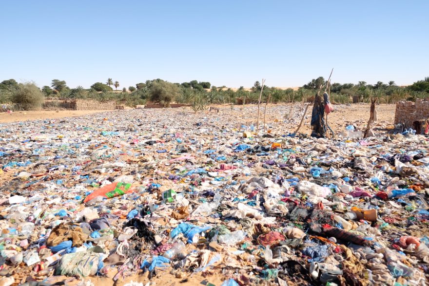 Odpadky za mauritánskými městy tvoří silný kruh
