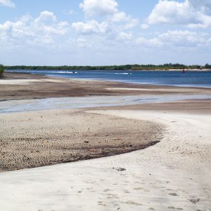 Bílé pláže keňských ostrovů. Letos zcela bez lidí.