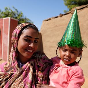 Silvestrovské čepičky zdědily místní děti