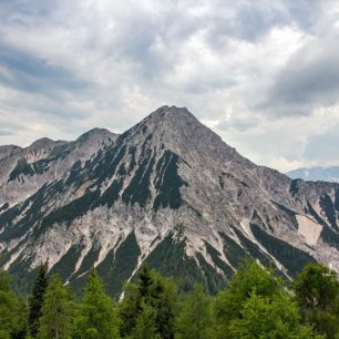 Dvoutisícový vrchol Mittagskogel leží v pohoří Karavanky na hranici Rakouska a Itálie.