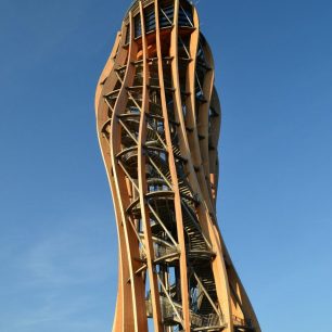 Rozhledna Pyramidenkogel nad jezerem Worthersee.