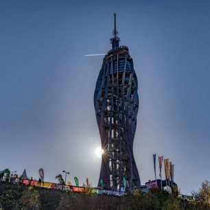 Rozhledna Pyramidenkogel nad jezerem Worthersee.