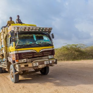 Nákladní doprava přes poušť do Džibutska.