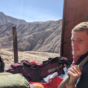 Na zádi kamionu na cestě přes Andy do Cuzca