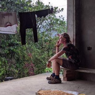 Odpočinek na střeše domku v horské vesnici v Ekvádoru před přechodem hranic