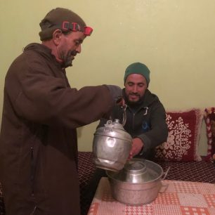 Před večeří je třeba si řádně umýt ruce. Nemá to nic společného s hygienou během covidu, ale s kulturou stolování, neboť Maročané jedí rukou.