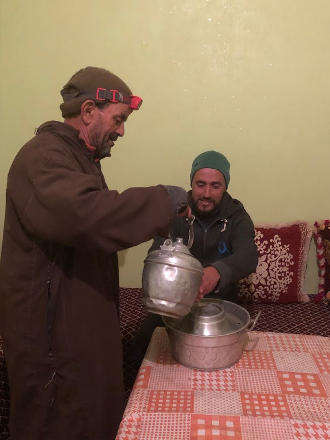 Před večeří je třeba si řádně umýt ruce. Nemá to nic společného s hygienou během covidu, ale s kulturou stolování, neboť Maročané jedí rukou.