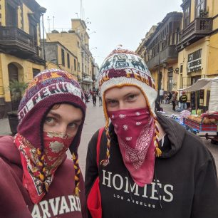 V peruánských čepicích a se šátky místo roušky za nejtužší karantény v Limě