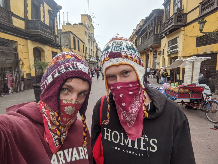 V peruánských čepicích a se šátky místo roušky za nejtužší karantény v Limě